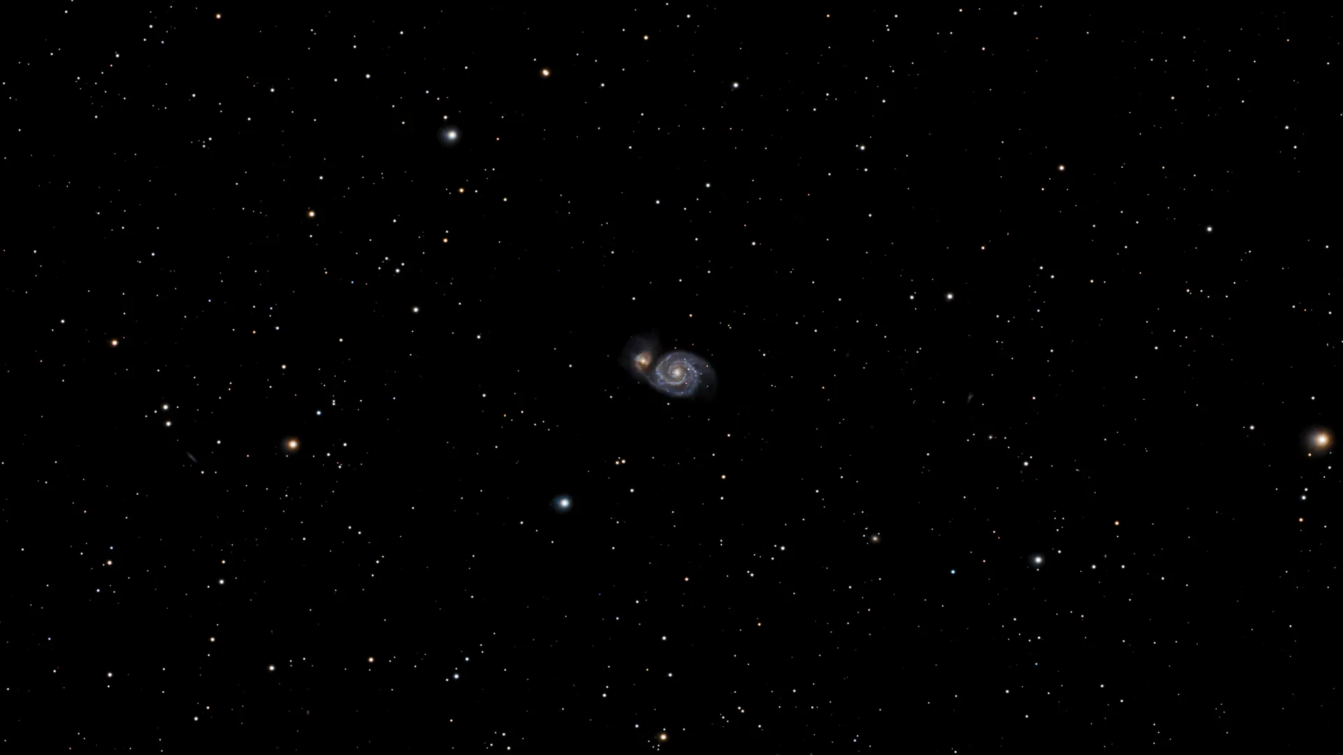 Die Whirlpool-Galaxie, umgeben von einem klaren Sternenfeld.