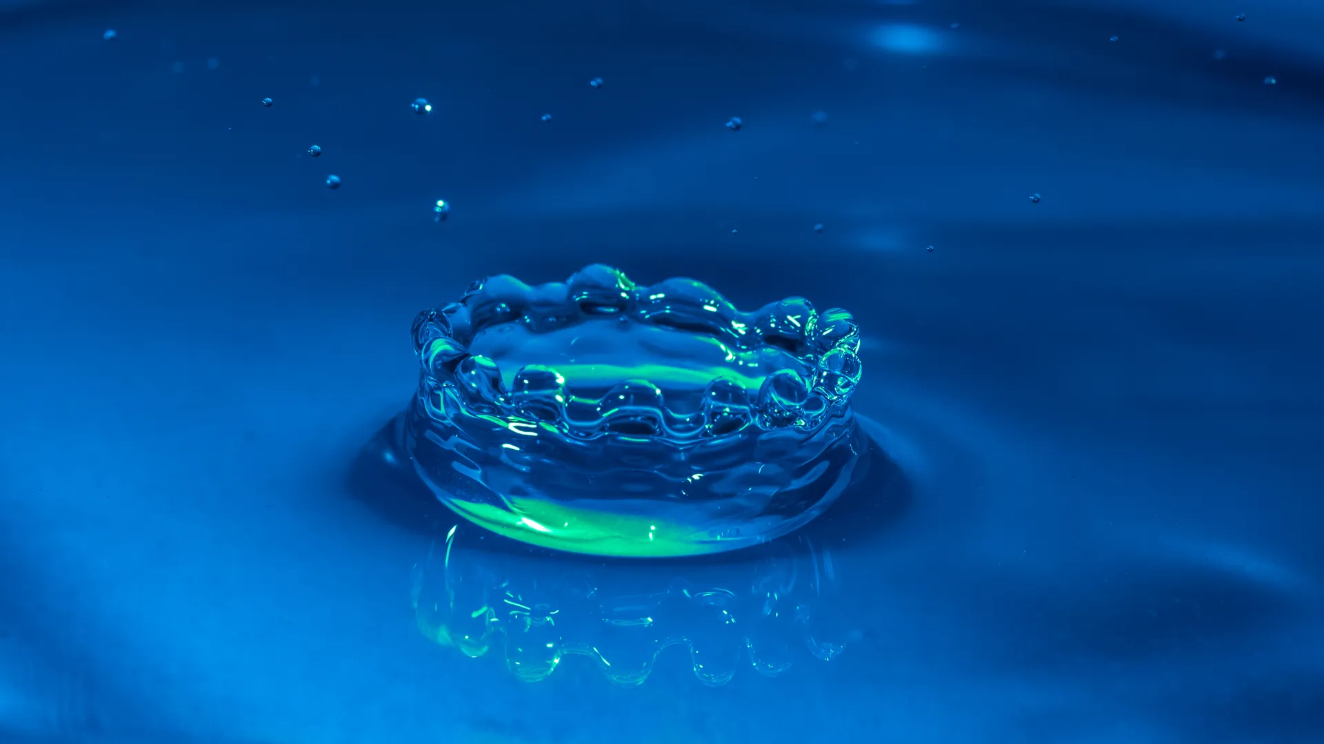Eine Wasserkrone, mitten im Aufprall eingefroren.